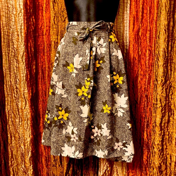 Banana Republic Dresses & Skirts - NWOT Banana Republic tie waist floral midi skirt